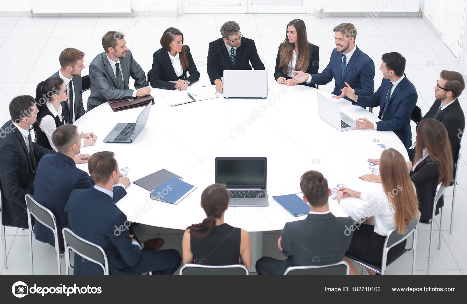 东锦咨询顾问与客户联合制定战略蓝图